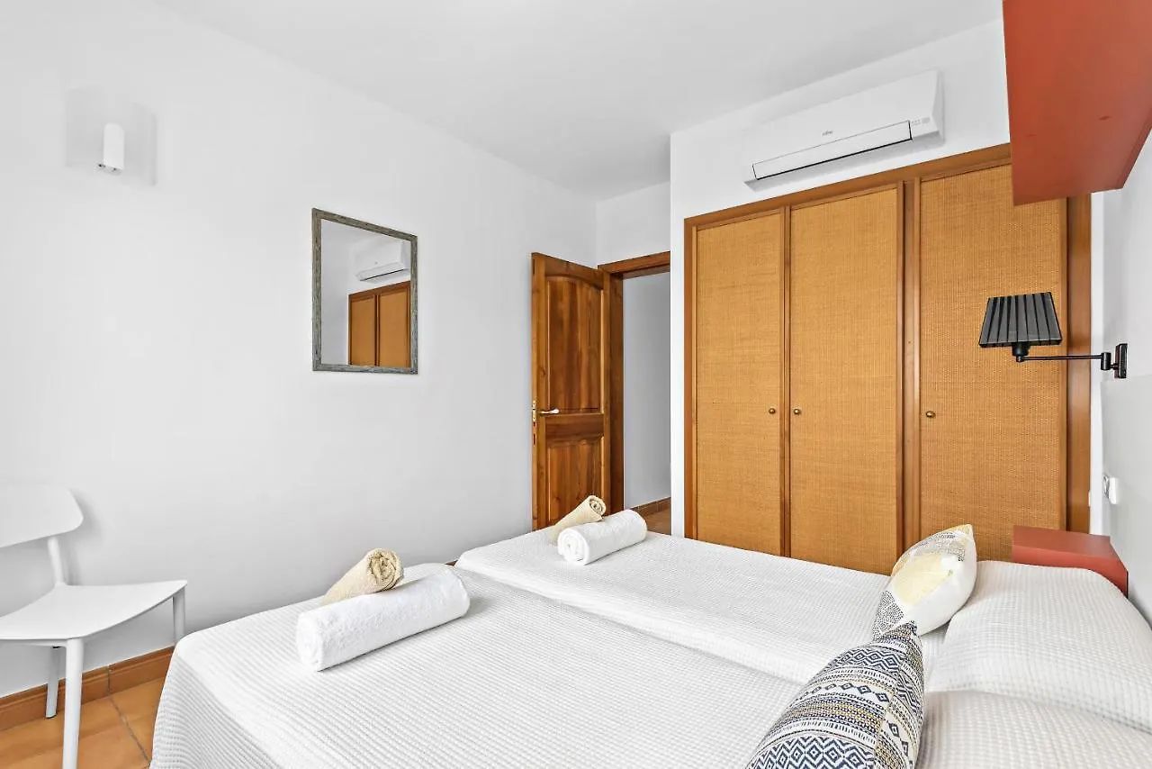 Marta 3 Bedroom Villa, Cala Blanca ヴィラ カラ・ブランカ